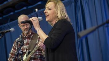 Linda Forbes sings with her band